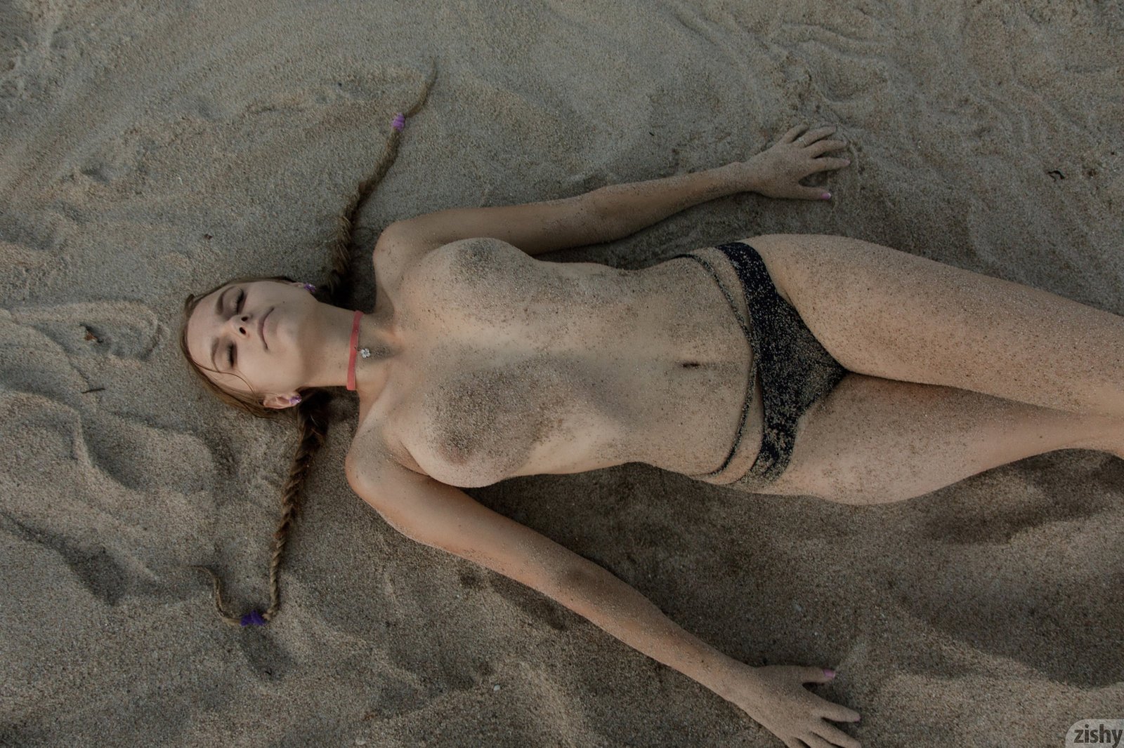 Сочная попка в песке 