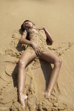 Сексапильная голая тайка на пляже
